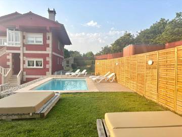 Chalet para 12 personas, con piscina además de jardín y jacuzzi en Comarca de Vigo
