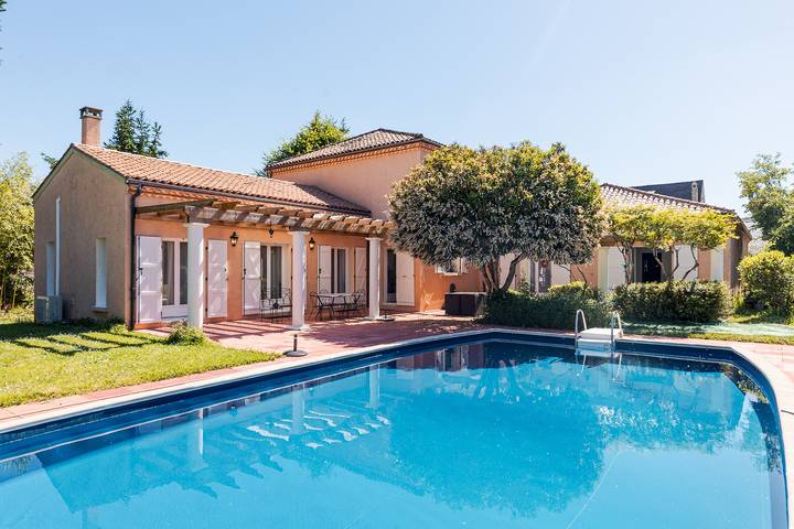 Gîte pour 8 personnes, avec piscine