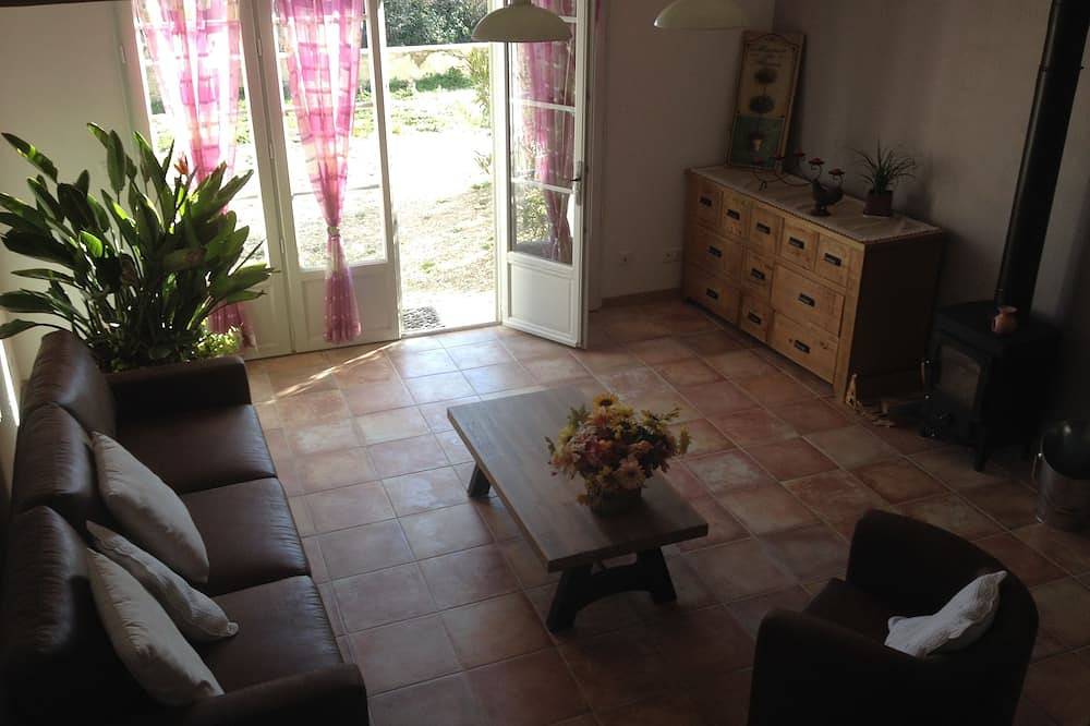 Gite in a Provencal country house with swimming pool. in La Tour-d'Aigues, Parc naturel régional du Luberon
