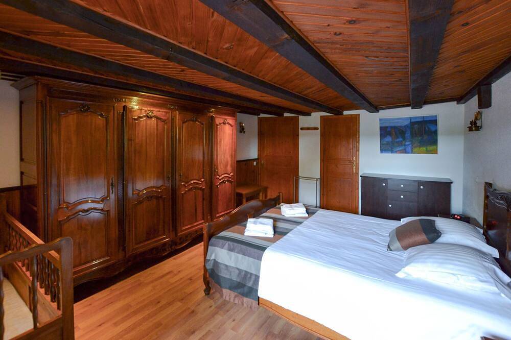 Gîte rurale, piscine couverte et spa, aire de jeux in Ostheim, Région de Ribeauvillé