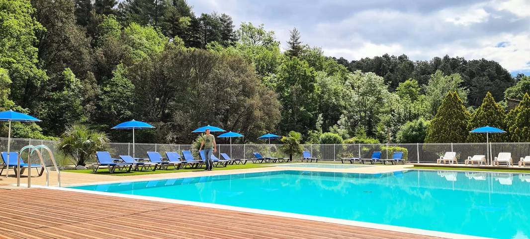 Camping für 4 Personen, mit Terrasse und Ausblick in der Ardèche