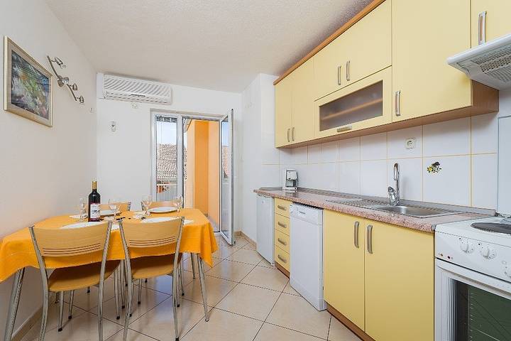 Ferienwohnung für 4 Personen, mit Terrasse in Bol