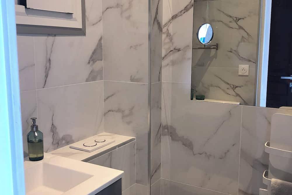Hel leilighet, Studio flat in private road with magnificant balcony view of Cap Ferrat in Villefranche-sur-Mer, Middelhavskysten (Frankrike)