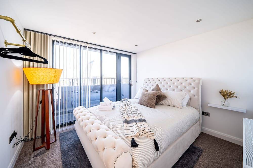 Entire apartment, Penthouse with Glass Wall Views in Barnsley Centre in Barnsley, South Yorkshire
