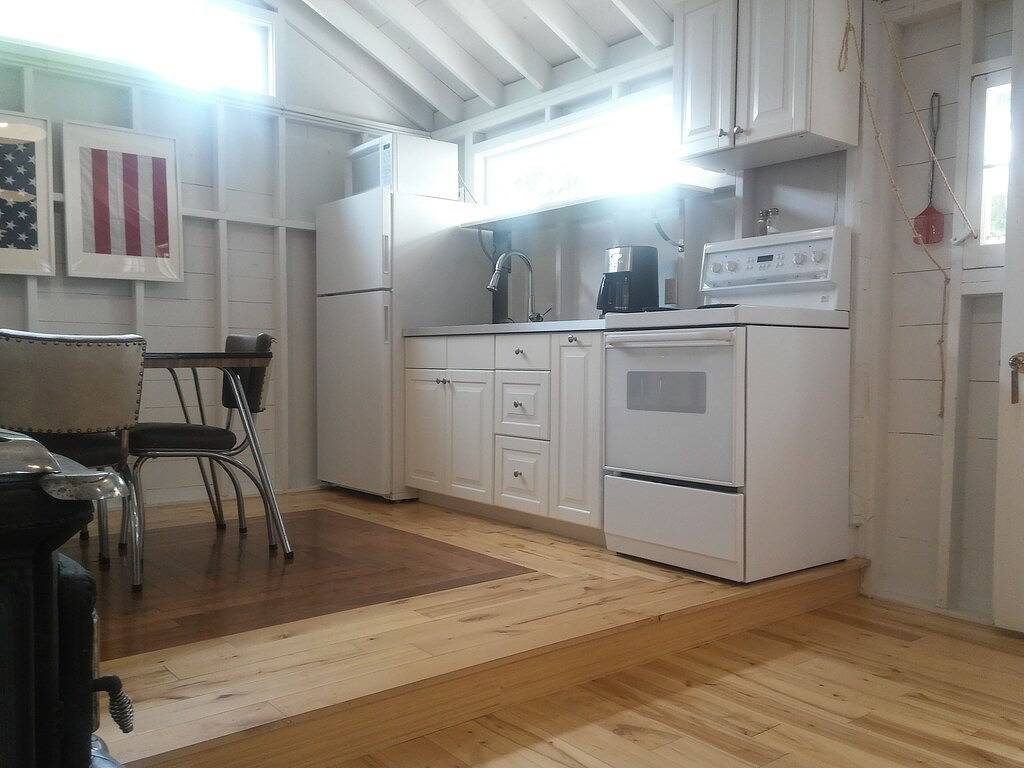 Cozy, clean, newly renovated two bedroom cottage on the waterfront. in Sauble Beach, Tobermory (Ontario)