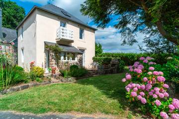 Location de vacances pour 6 personnes, avec terrasse et jardin à Plomodiern