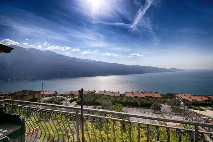 Ferienwohnung für 6 Personen, mit Whirlpool und Terrasse sowie Garten und Seeblick in Tignale