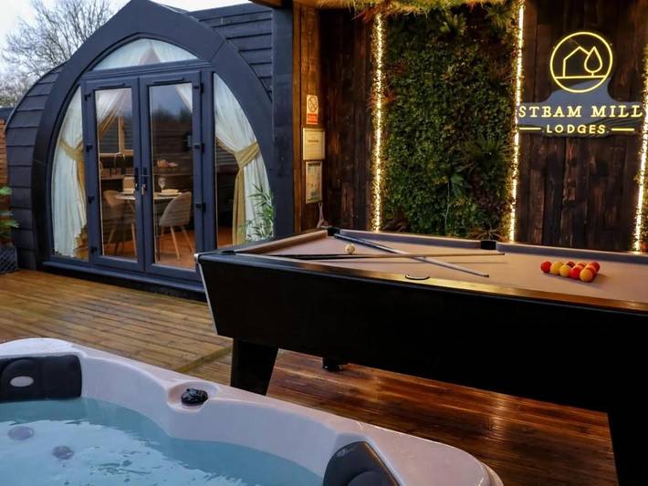 Glamping for 2 people, with terrace and sauna as well as view and lake view in Leicestershire