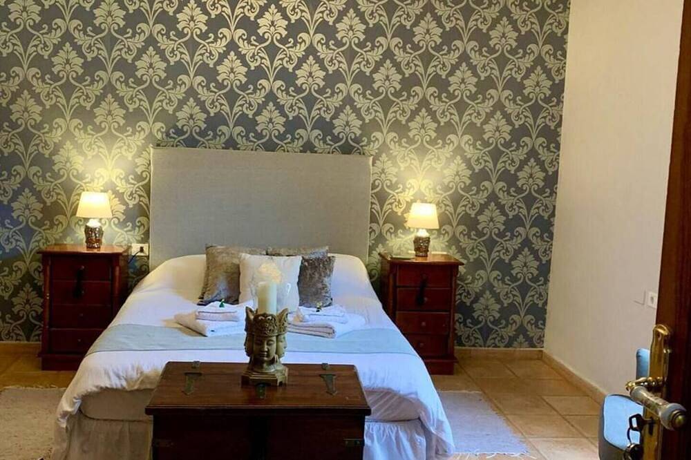 Entire apartment, Spacious Family room that can accommodate up to 2 adults and 1 child. En-suite bathroom with shower. There is  a king size bed and a single bed if required. The room has views of the village square. in Vilaflor, South Tenerife