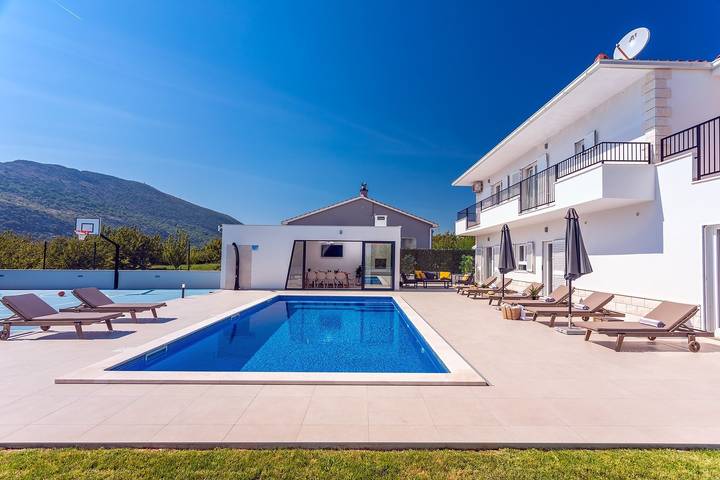 Villa Almic with heated pool, 5 bedrooms, Media room,multi-use playground court in Naklice, Omiš-Riviera