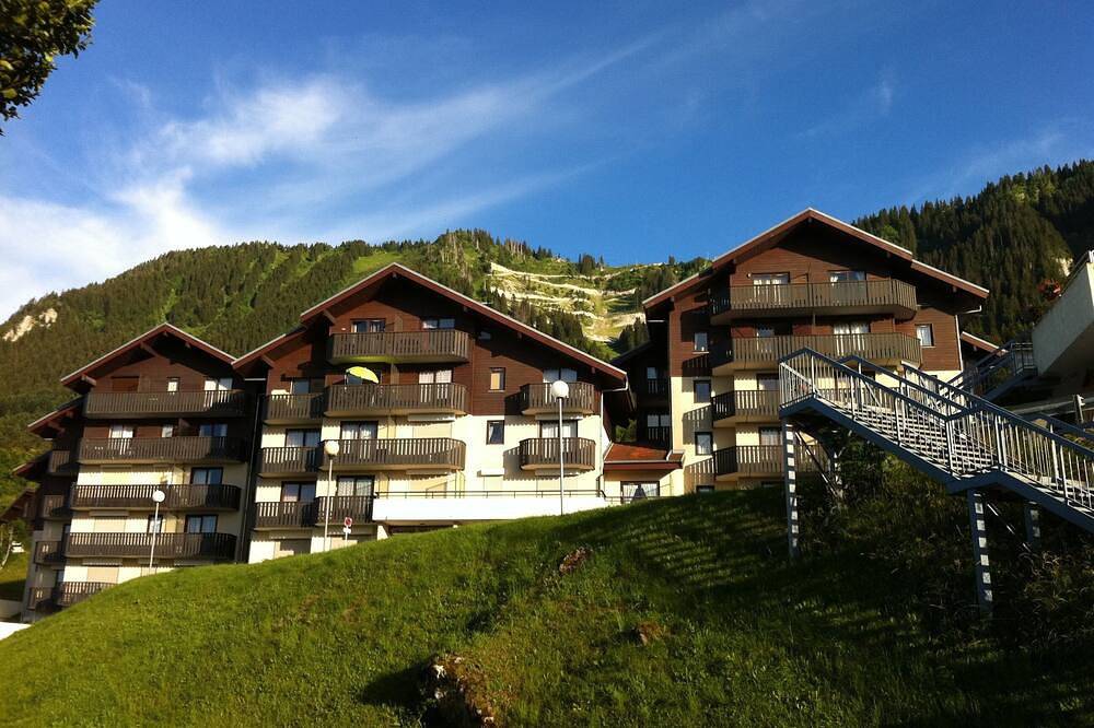 Entire apartment, Smart 2-bedroom apartment, great lake views, minutes from ski runs and beaches in Thollon-les-Mémises, Thonon-les-Bains region