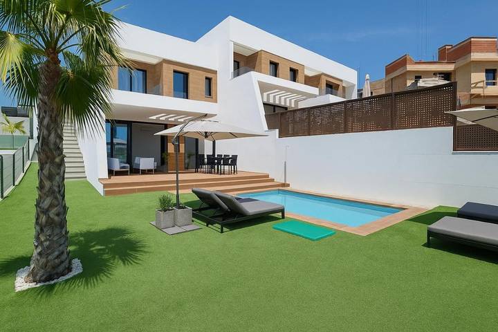 Chalet para 6 personas, con jacuzzi además de jardín y piscina en Marina Baja - 2