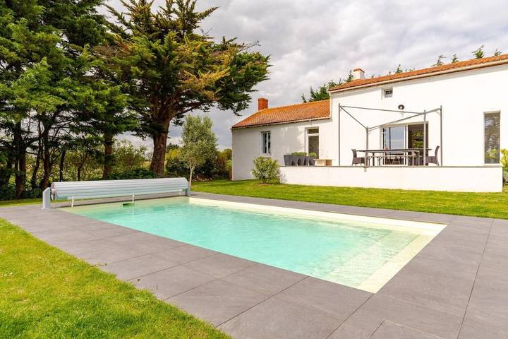 Location de vacances pour 15 personnes, avec vue ainsi que piscine et jardin, animaux acceptés à Saint-Viaud - 4