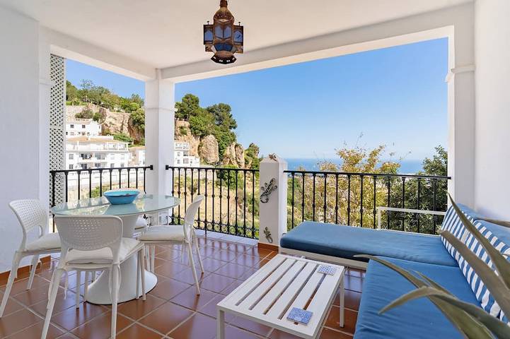 Apartment for 4 people, with balcony and hot tub as well as pool in Mijas Pueblo