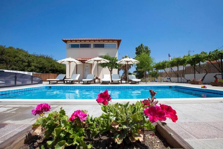 Ferienhaus für 10 Personen, mit Balkon und Terrasse sowie Garten und Pool