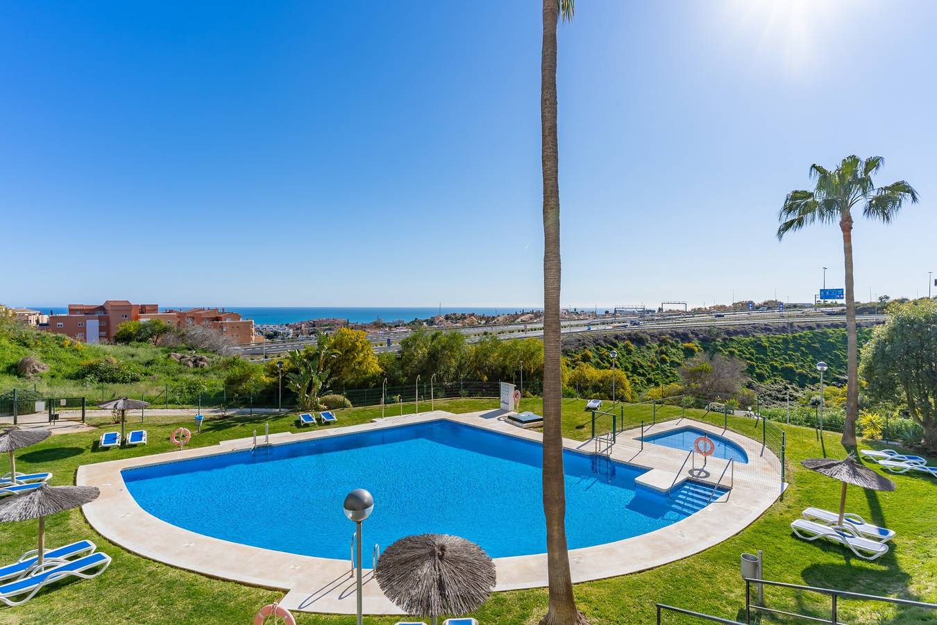 Hel lejlighed, Stunning Sea Views, Spacious Sunny Terrace & Pool in Riviera del Sol, Mijas