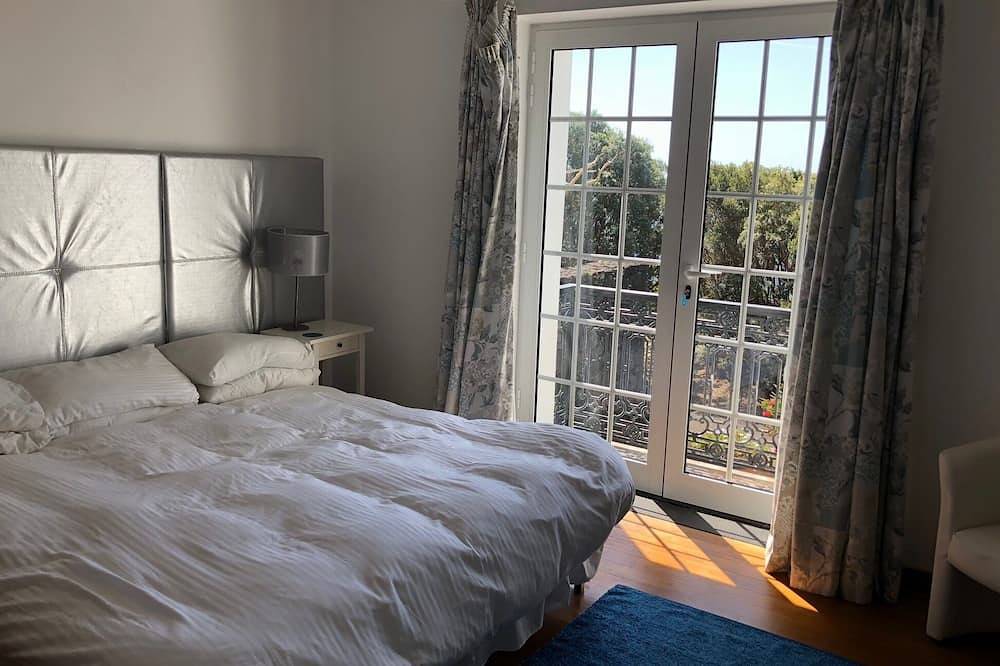 Villa à beira-mar no topo da falésia, com jardins e piscina privativa in Ilha do Pico