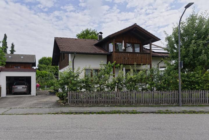 Ganze Ferienwohnung, Ferienwohnung Neumeier Theresia und Rosemarie - renovierte Ferienwohnung mit 2 Balkonen in Prien, Prien am Chiemsee
