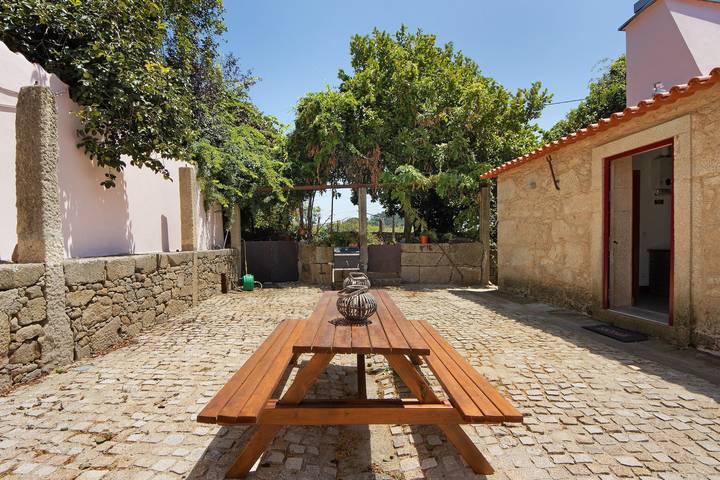 Villa 'Casa Do Outeiro' con Terraza, Piscina, Wi-Fi y Aire Acondicionado in Guilhabreu, Distrito de Porto