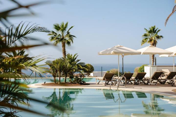 Hôtel, avec Balcon et Terrasse ainsi que Jardin et Piscine