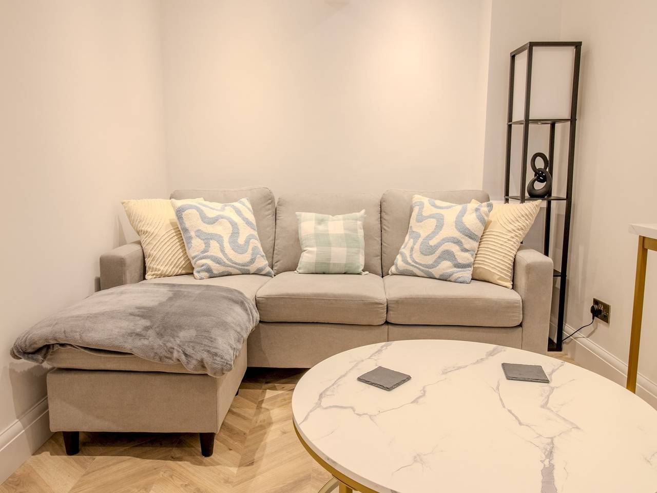 Entire apartment, Pass the Keys | The Soak House - Great Hot Tub! in Rye, East Sussex