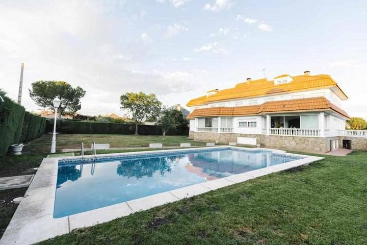 Casa rural para 30 personas, con Balcón y Jacuzzi además de Terraza y Jardín en Galapagar - 2