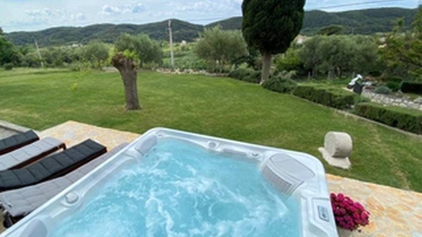 Villa pour 6 personnes, avec terrasse ainsi que jardin et jacuzzi dans Rab - 2