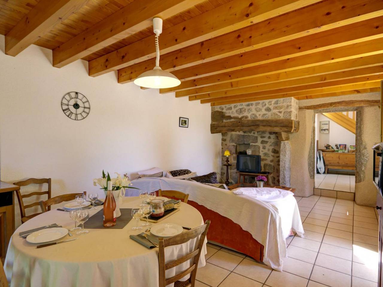 Gîte Charmant avec Jardin Privatif, Cheminée, et Activités Nature Proches, Animaux Acceptés in Les Salles, Montbrison
