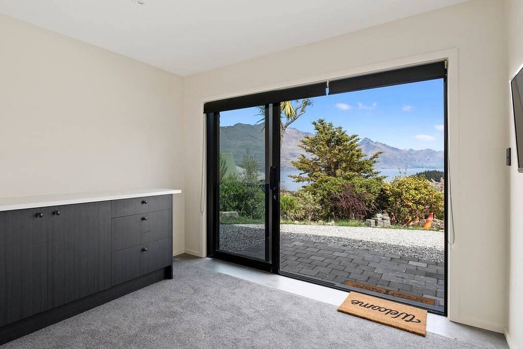 Brandneues Gebäude - in der Nähe der Stadt - 4 Schlafzimmer + 4 Badezimmer in Queenstown, Otago