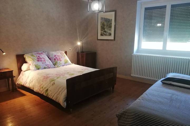 Désiré's Workshop: A Renovated Family Home Surrounded by Greenery in the Heart of the Jura in Cogna, Französischer Jura