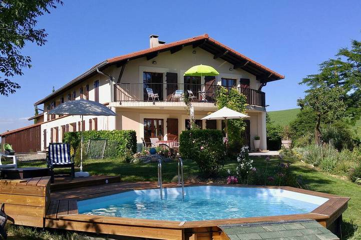 Appartement de vacances pour 5 personnes, avec jardin ainsi que piscine et terrasse
