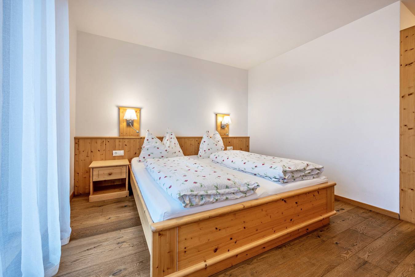 Entire apartment, Holiday Apartment "Maurerhof Abendrot" with Mountain View, Private Terrace & Wi-Fi in Vintl, Dolomiti Superski