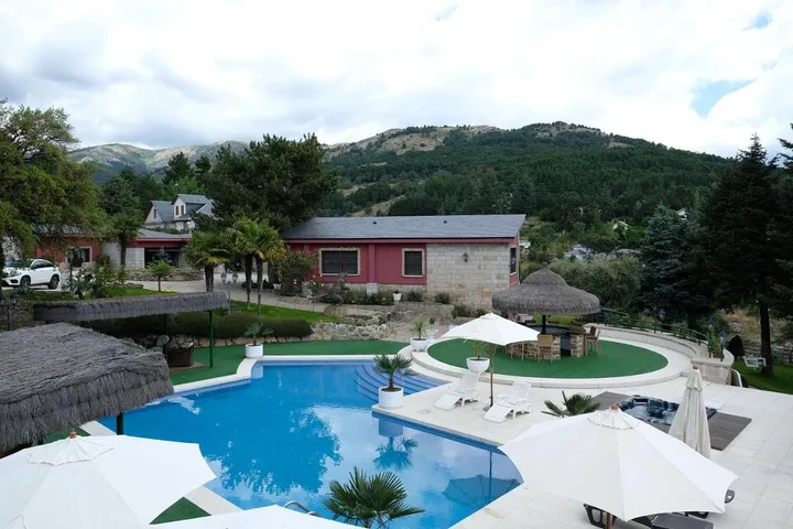 Chalet para 24 personas, con jardín además de piscina y vistas - 1