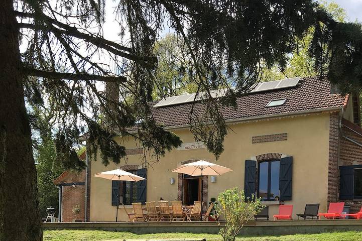 Gîte pour 12 personnes, avec jardin et terrasse, animaux acceptés à Barbonne-Fayel