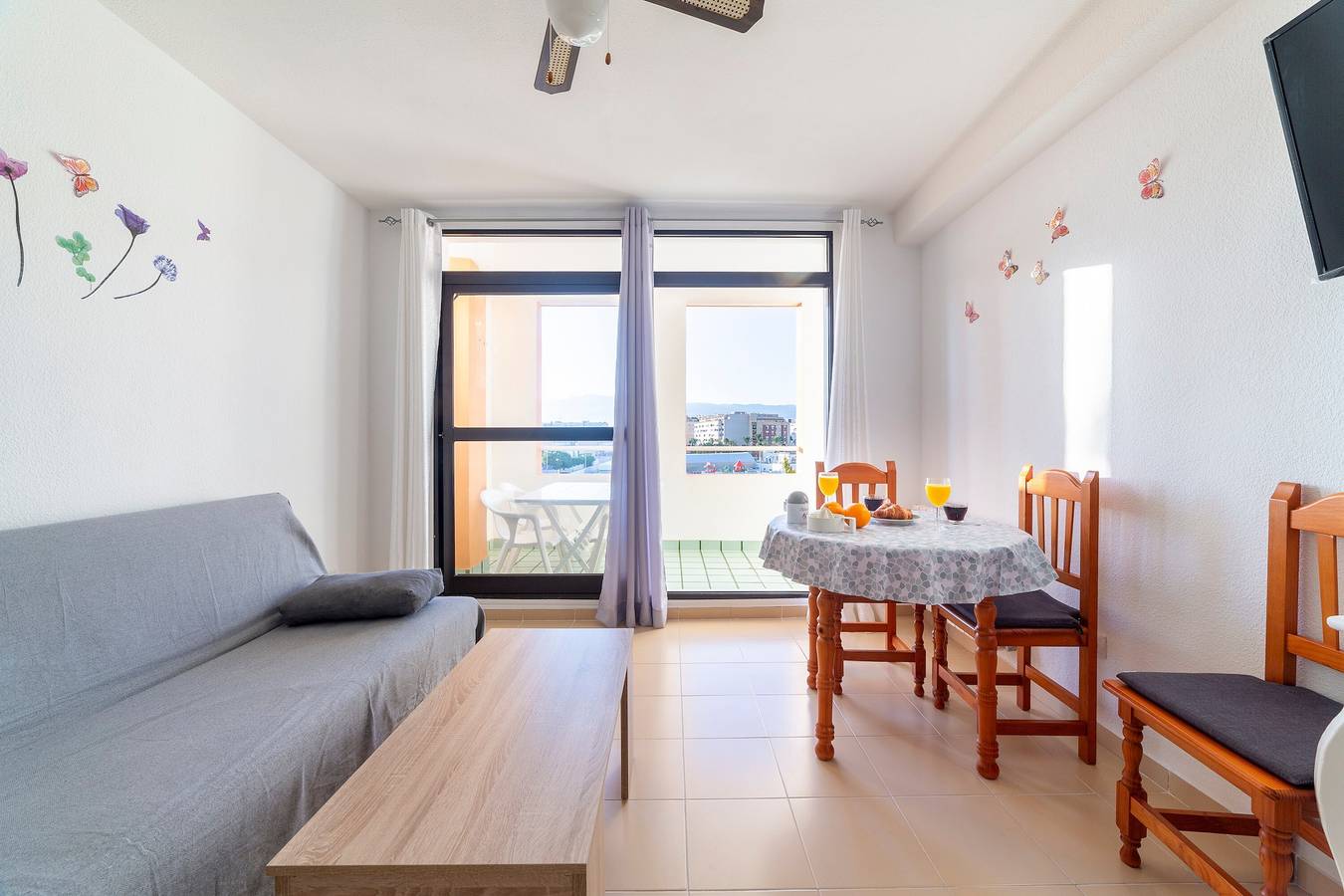 Studio entier, Studio 'Estudio En La Playa' avec vue sur la montagne, piscine partagée et Wi-Fi in Urbanización Roquetas de Mar, Roquetas de Mar