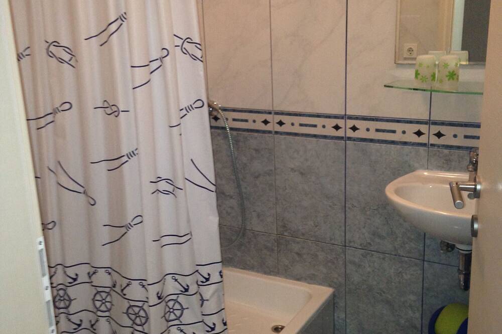 Ganze Wohnung, Apartmani Sara & Nino mit Pool Nr. 2 in Podstrana, Split-Dalmatien