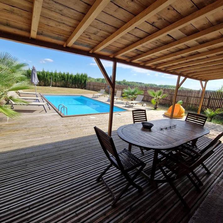 Gîte pour 6 personnes, avec terrasse ainsi que vue et piscine à Bazac