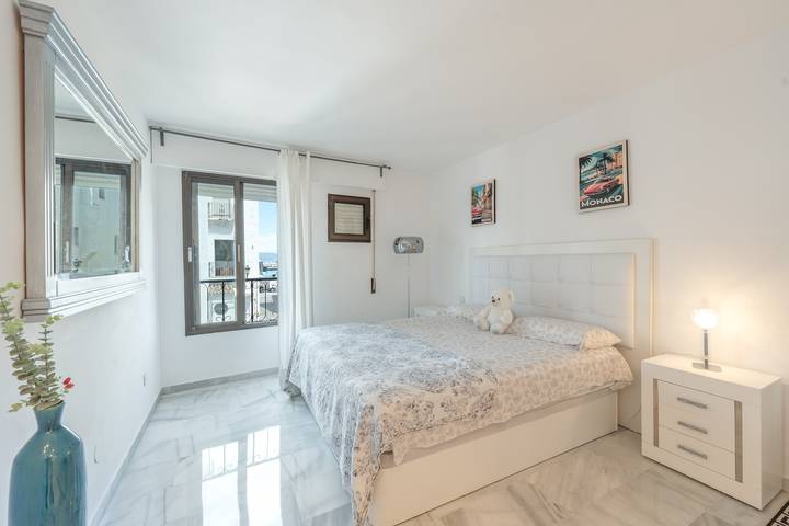 Entire apartment, Holiday Home 'Enjoy Puerto Banus Next To Beach' with Sea View, Wi-Fi and Air Conditioning in Medina Gardens, Marbella