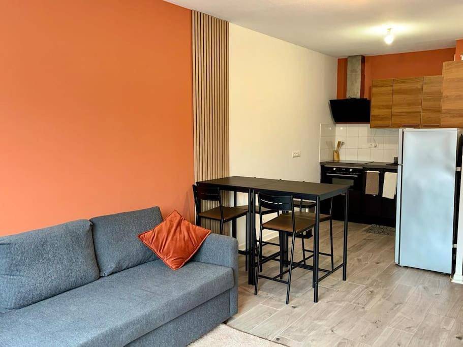 Appartement entier, One-Bedroom Apartment in Le Pontet, Vaucluse
