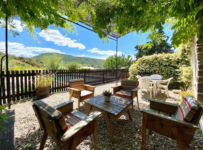 Location de vacances pour 4 personnes, avec vue ainsi que piscine et jardin, animaux acceptés à Lachapelle-sous-Aubenas - 3
