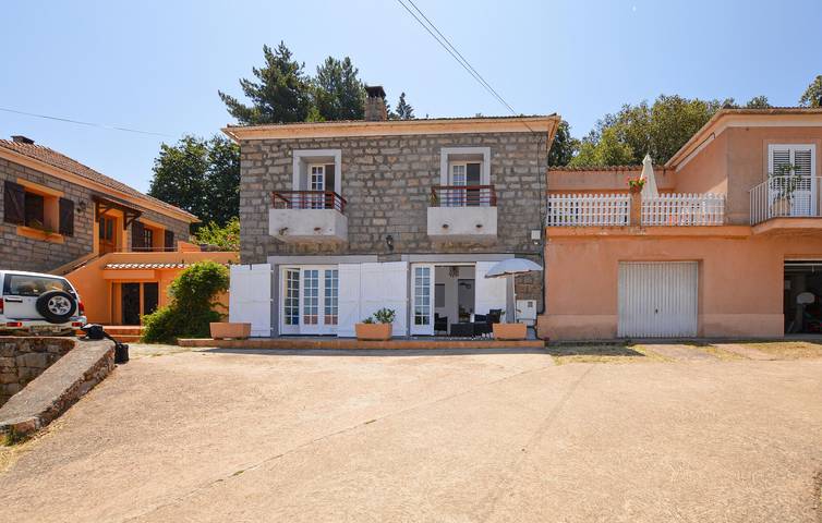 Entire holiday apartment, Cozy Apartment with Terrace, Parking & Beach 2km in Piana, Ajaccio region