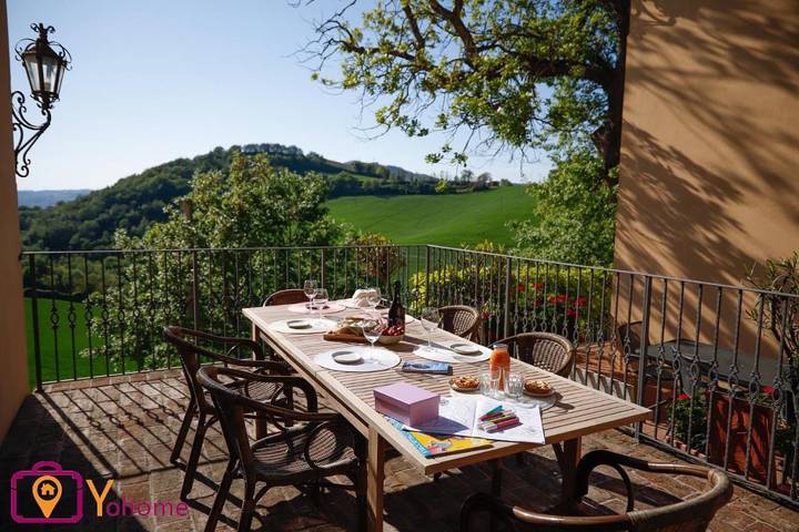 Ferienwohnung für 8 Personen, mit Terrasse und Garten sowie Pool und Ausblick in Serrungarina