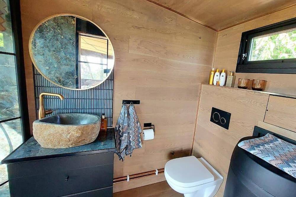 Luxury by the fjord of Oslo.  Welcome to a mirrored cabin with great views in Nesodden