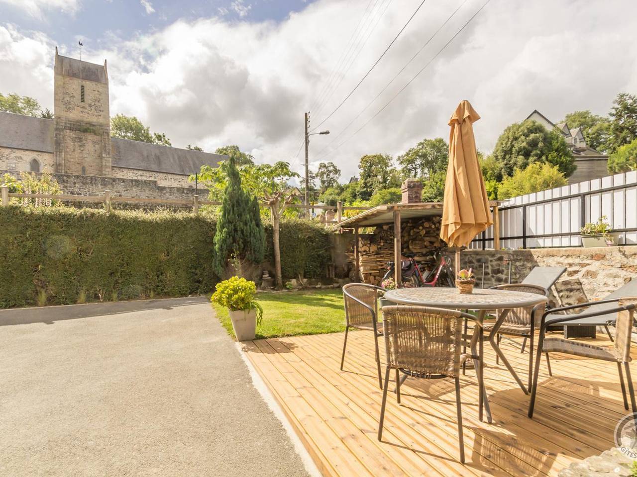 Maison moderne à Jullouville : cour fermée, proche plage, accessible Pmr, recharge Ve, tout inclus in Jullouville, Côte de la Déroute