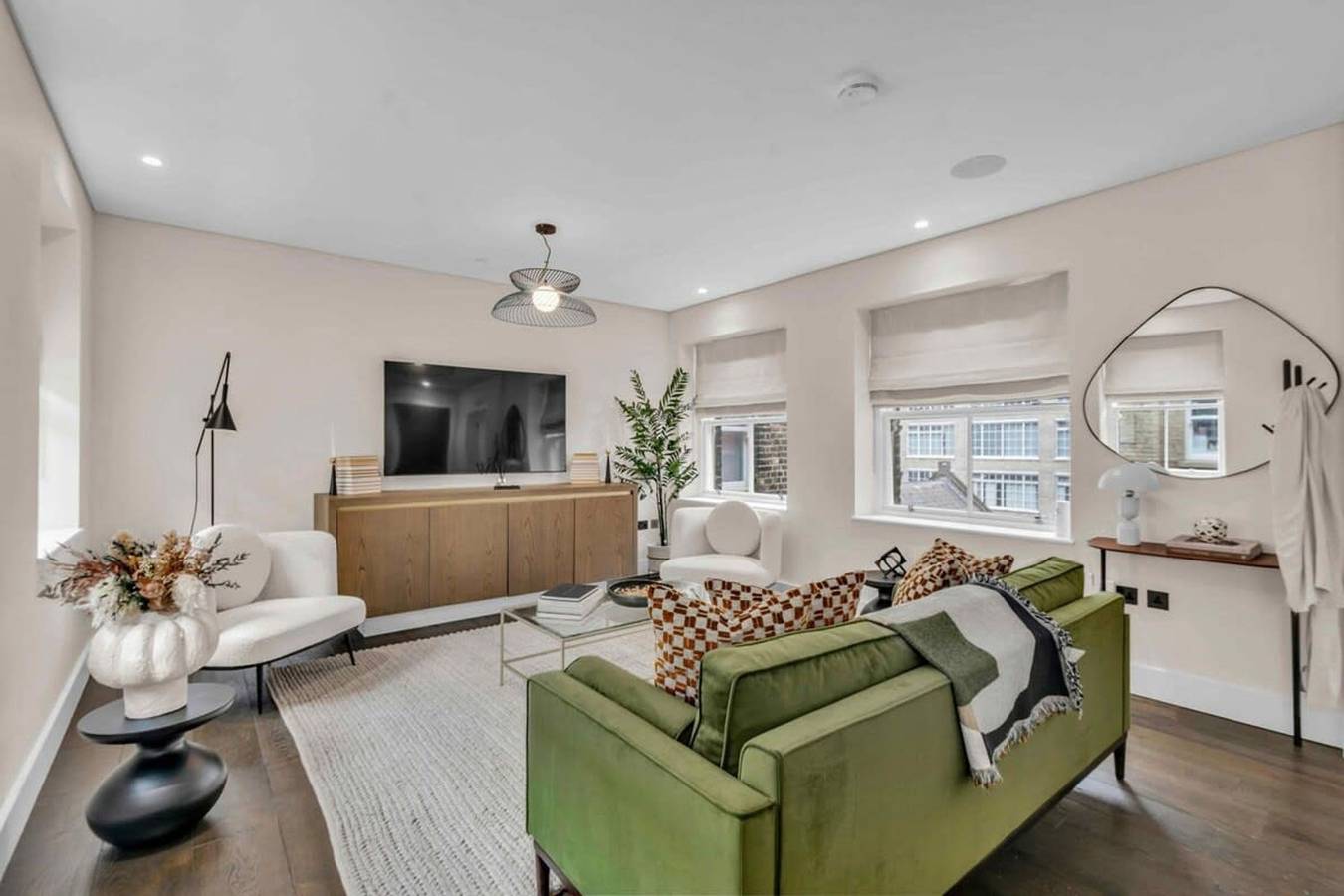 Entire apartment, Luxury Holborn Duplex with Private Lift in Downtown, London