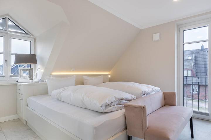 Luxus-Hausteil in beliebter Wohngegend auf ca. 170 m² für bis zu 7 Personen. in Wenningstedt, Sylt