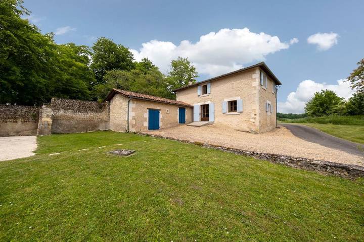 Location de vacances pour 4 personnes, avec jardin ainsi que vue et piscine, animaux acceptés à Montboyer - 3