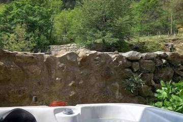 Gîte pour 2 personnes, avec terrasse ainsi que sauna et jacuzzi, animaux acceptés à Labastide-sur-Bésorgues