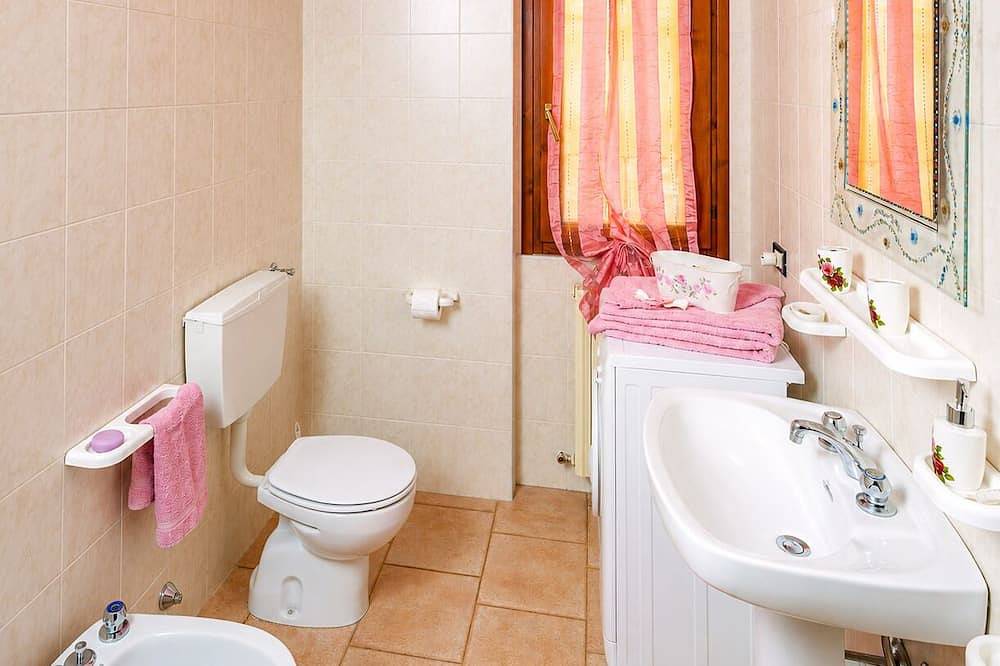 Appartement entier, Appartement de 2 chambres meublées avec goût en bord du lac avec piscine et plage privée in Lezzeno, Lac de Côme