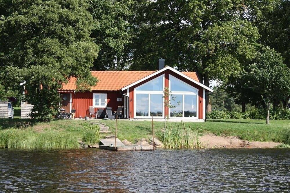 Herrliche Hütte nur wenige Meter vom Wasser in Söndra, Jönköpings län
